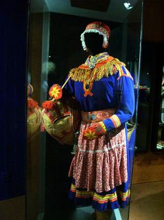 Im Silbermuseum von Arjeplog_Samische Frauentracht